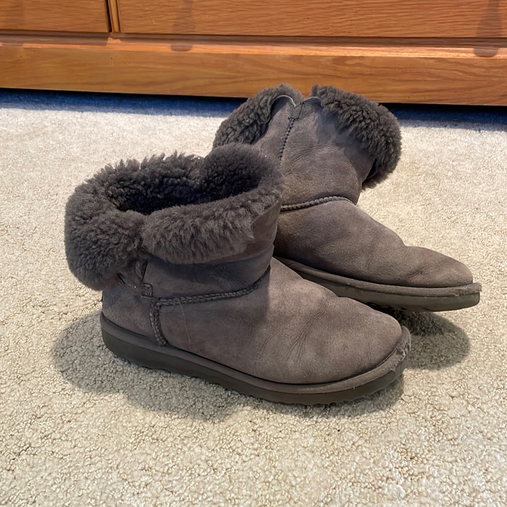 Ugg Low Bailey Button